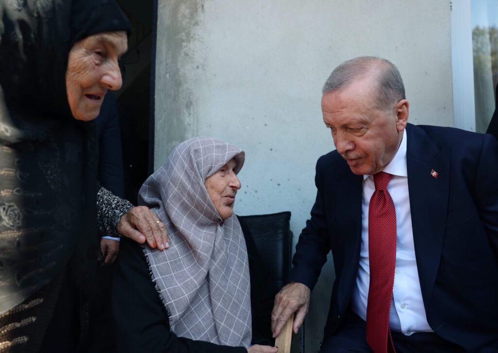 Cumhurbaşkanı Erdoğan, Rize'de komşularıyla bir araya geldi