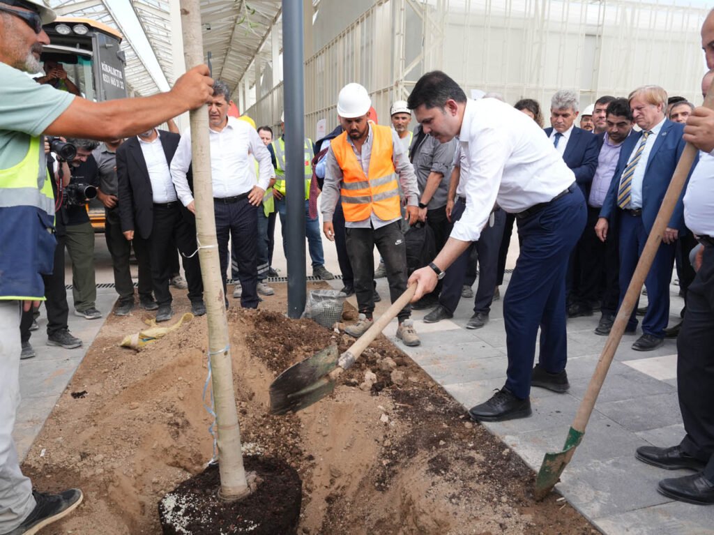 Bakan Kurum Antalya'da konuştu: "Dünya Antalya'da buluşacak"