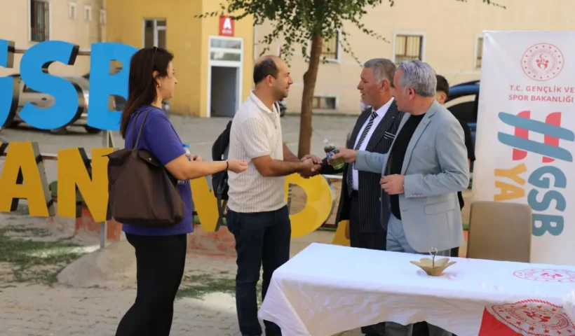 Ağrı’da GSB yurtlarında ilk gün heyecanı: Öğrenciler ikramlarla karşılandı
