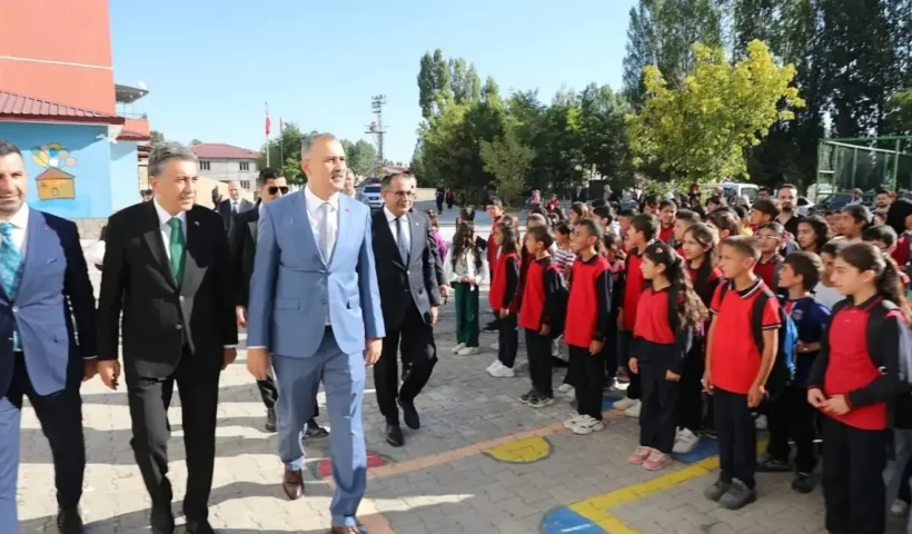 Ağrı’da ilk ders zilini Vali Bozkurt çaldı
