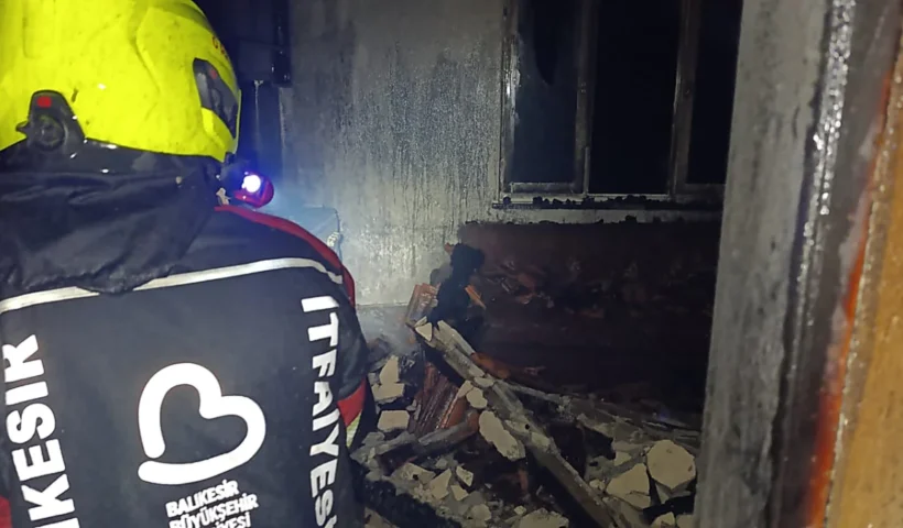 Burhaniye’de 2 katlı müstakil evde yangın çıktı