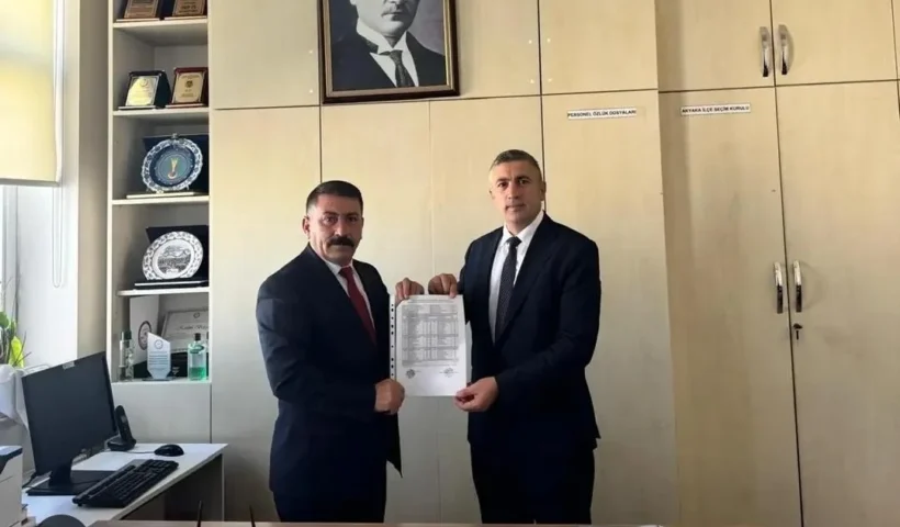 Sağlık-Sen Kars Şube Başkanı Muharrem Koşkalan mazbatasını aldı