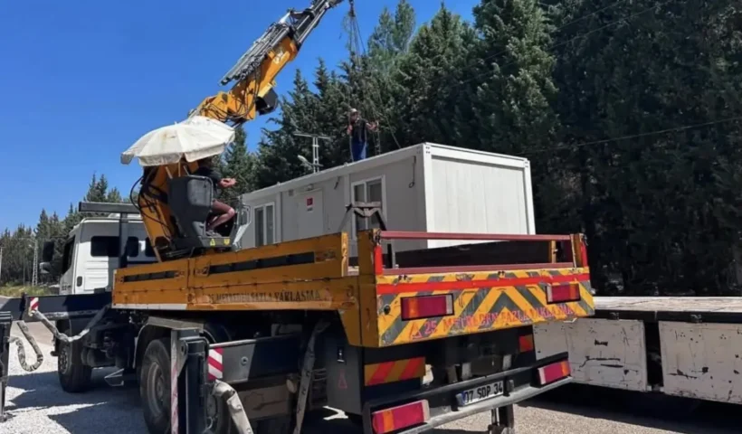 Yangından etkilenen vatandaşlar için AFAD konteynerleri Kaş’a ulaştı