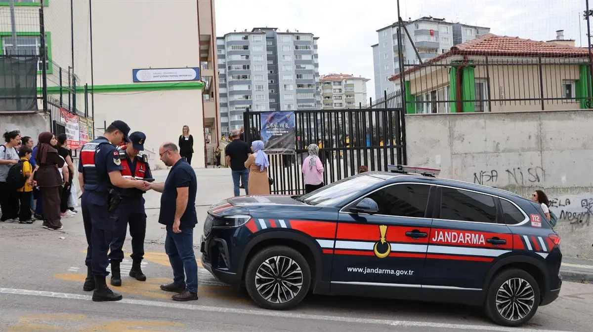 Ankara'da okul çevrelerinde 20 günde 19 bin kişi sorgulandı